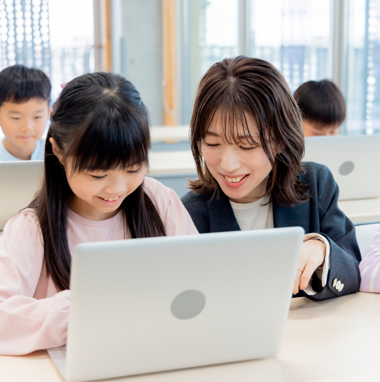 生徒に教える先生